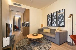 TV a/nebo společenská místnost v ubytování Suites Murillo Plaza Sta. Cruz