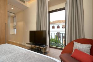 TV a/nebo společenská místnost v ubytování Suites Murillo Plaza Sta. Cruz