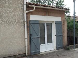 a garage with a white door and a pipe at Le Gîte des Templiers à Montfort-sur-Argens in Montfort-sur-Argens