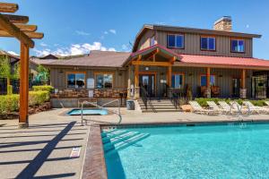 een huis met een zwembad voor een huis bij Bear Hollow Village Mountain View in Park City