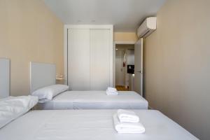 Tempat tidur dalam kamar di 2 bedrooms 2 bathrooms furnished - Malasaña - bright and refurbished - MintyStay