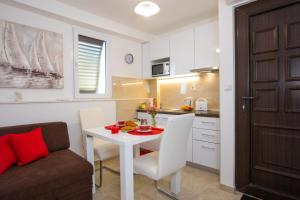 Kuchyňa alebo kuchynka v ubytovaní My Relax Sea View Apartment + 16 fotografií