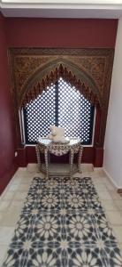 ein Esszimmer mit einem Tisch und einem Fenster in der Unterkunft Riad Dar Saad - Hammam & Spa in Marrakesch
