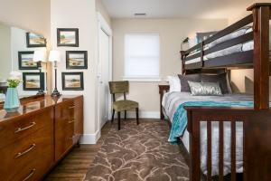 een slaapkamer met een stapelbed, een bureau en een stoel bij Evergreen Dream in Salt Lake City