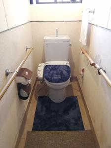 A bathroom at くつき鯖街道 古民家cocco小入谷