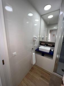 La salle de bains est pourvue d'un lavabo et d'un miroir. dans l'établissement APARTAMENTO , LOFT BOBASTRO CErCA DEL CAMINITO DEL REY ARDALES, à Ardales