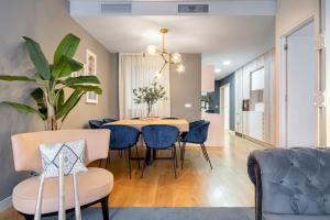 comedor con mesa y sillas azules en 3 bedrooms 2 bathrooms furnished - Salamanca - Stylish - MintyStay, en Madrid