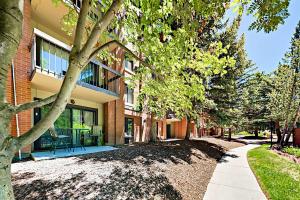 un edificio con una acera junto a un edificio en Park Station Condominiums 234, en Park City
