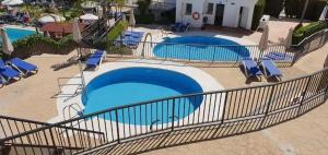 Bazén v ubytovaní RESIDENCIAL LOS PATOS PLAYA alebo v jeho blízkosti