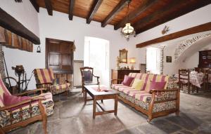 Una sala de estar con un sofá y sillas y una mesa. en Holiday Home L'elziere, en Bordezac