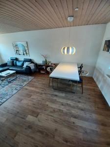 salon ze stołem i kanapą w obiekcie "City Sleep" w mieście Nykøbing Mors
