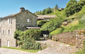 BordezacにあるBeautiful Home In Peyremale With 3 Bedroomsの丘の脇の古石造りの家