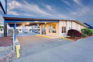 ein Gebäude mit einem Parkplatz davor in der Unterkunft Travelodge by Wyndham Aberdeen in Aberdeen