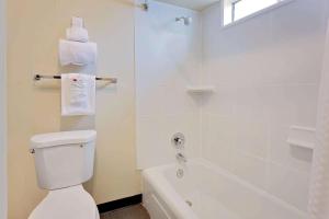 A bathroom at Travelodge by Wyndham Aberdeen