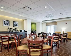 Sleep Inn & Suites - Fort Scott tesisinde bir restoran veya yemek mekanı