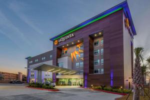 a hotel with a sign on the front of it at La Quinta Inn & Suites by Wyndham Galveston West Seawall in Galveston