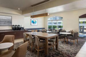 - une salle à manger avec une table et des chaises dans l'établissement Sonesta ES Suites Carmel Mountain - San Diego, à San Diego