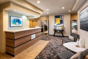 a hotel lobby with a reception desk and a table at Sonesta ES Suites Carmel Mountain - San Diego in San Diego