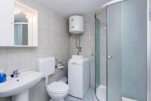 e bagno con servizi igienici, lavandino e doccia. di Apartment Nadalina a Dubrovnik