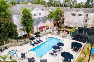 聖地牙哥的住宿－Sonesta ES Suites Carmel Mountain - San Diego，享有酒店游泳池的空中景致