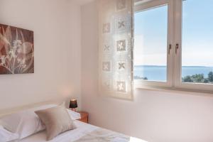 Postel nebo postele na pokoji v ubytování SEA VIEW- spacious apartment with shared pool