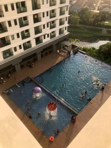 En udsigt til poolen hos Mishal’s Homestay-Vista Bangi Studio Service Apartment eller i nærheden