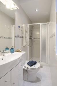 uma casa de banho com um WC, um lavatório e um chuveiro em 1 bedroom 1 bathroom furnished - Chamberi - Cozy - MintyStay em Madri