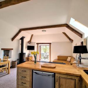 een keuken met een woonkamer met een bank bij Ta Mill Cottages & Lodges - Hayloft Cottage in Launceston