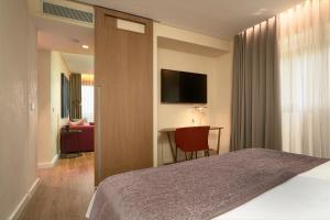 Postel nebo postele na pokoji v ubytování Suites Murillo Plaza Sta. Cruz