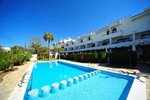 uma piscina em frente a um edifício em Orange Park Duplex Familiar Jardin em Benicàssim