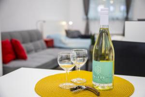 uma garrafa de vinho e dois copos numa mesa em OAZU downtown flat em Budapeste