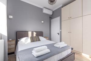 sypialnia z łóżkiem z dwoma ręcznikami w obiekcie House Anna Maria w mieście Mantoúkion