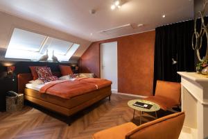 a bedroom with a bed and a window at Herberg Restaurant 't Zwaantje in Mook