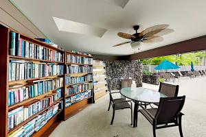 comedor con mesa y estanterías en Alii Villas 201, en Kailua-Kona