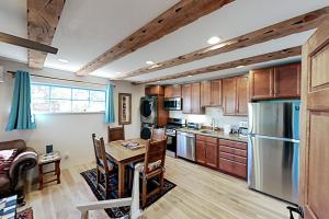 eine Küche mit Holzschränken und einem Tisch mit Stühlen in der Unterkunft Casa Escondida in Santa Fe