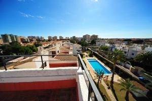 una vista dal balcone di un edificio con piscina di Orange Park Duplex Atico Familiar a Benicàssim
