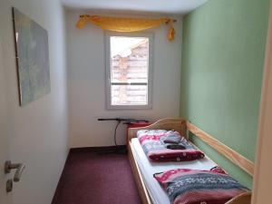 A bed or beds in a room at Erzgebirgsidyll Breitenbrunn - Waldhaus