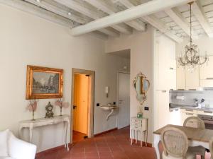 a living room with a table and a kitchen at Palazzo Tiolo in Verona