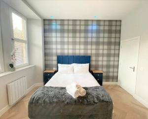 a bedroom with a bed with two towels on it at Luxury Reno'd 1 Bed Nr Bruntsfield & The Meadows in Edinburgh