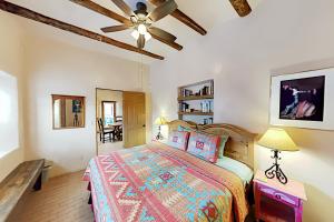 - une chambre avec un lit et un ventilateur de plafond dans l'établissement Casa Colibri, à Santa Fe