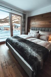 Łóżko lub łóżka w pokoju w obiekcie Hotel Chalets Grosslehen