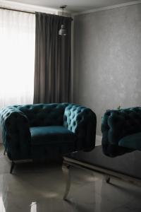 sala de estar con sofá azul y mesa en Bear's Apartment 2 Alba Iulia, en Alba Iulia