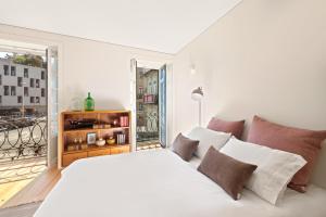 מיטה או מיטות בחדר ב-InBloom Apartments