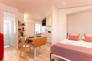 リスボンにあるAlfama Suite by Homingのベッドルーム1室(ベッド1台、テーブル付)、キッチン