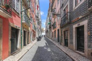 リスボンにあるBairro Alto Cosy by Homingの路地裏