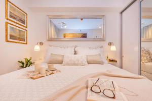 Postel nebo postele na pokoji v ubytování Perfect Downtown Apartment A217