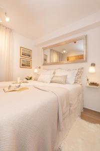 Postel nebo postele na pokoji v ubytování Perfect Downtown Apartment A217