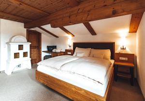 Łóżko lub łóżka w pokoju w obiekcie Hotel Chalets Grosslehen