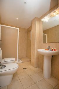 ベニドルムにあるAlameda Apartmentsのバスルーム(トイレ、洗面台、シャワー付)