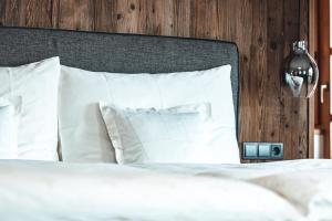 Łóżko lub łóżka w pokoju w obiekcie Hotel Chalets Grosslehen